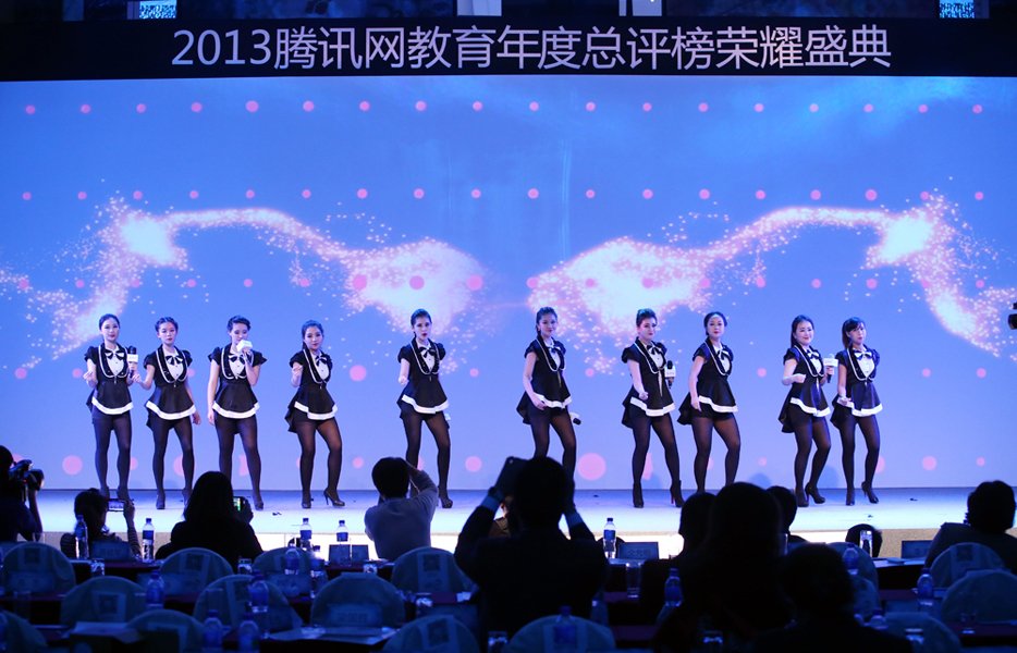 教育盛典現場熱情似火的(de)助興表演